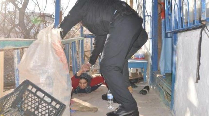 Bedensel Engelli Kadın, Kırılan Ahşap Balkona Sıkıştı