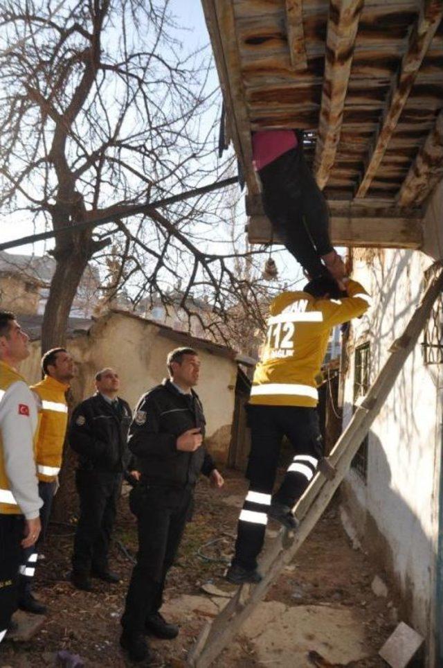 Bedensel Engelli Kadın, Kırılan Ahşap Balkona Sıkıştı