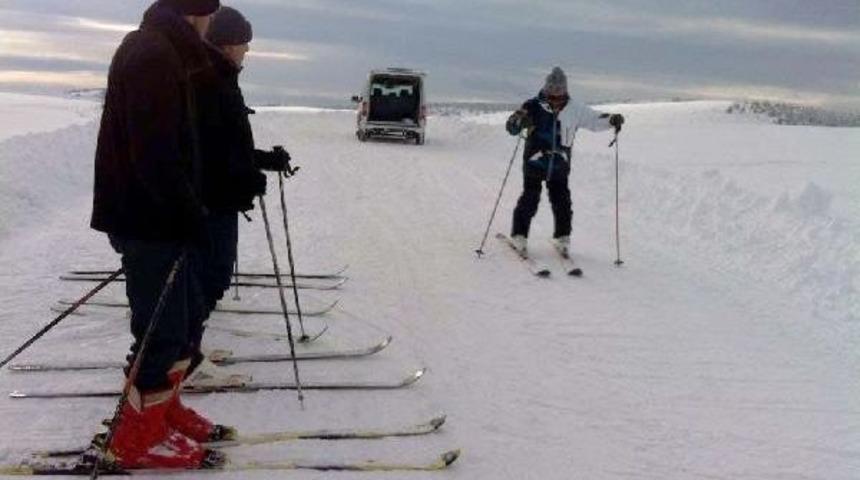 Baş&ccedil;iftlik'te Kar Şenliği Hazırlığı