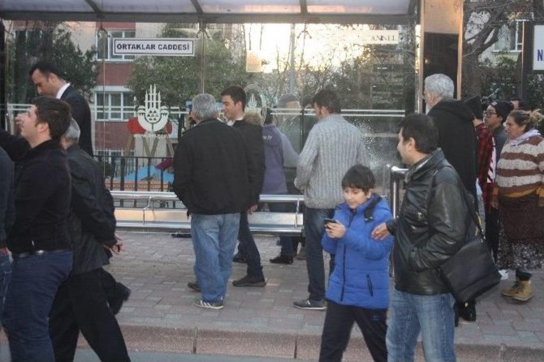 Otob&uuml;s Durağına Bırakılan Paket Paniğe Neden Oldu