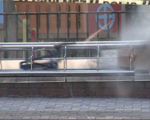 Otob&uuml;s Durağında Ş&uuml;pheli Koli Alarmı 1