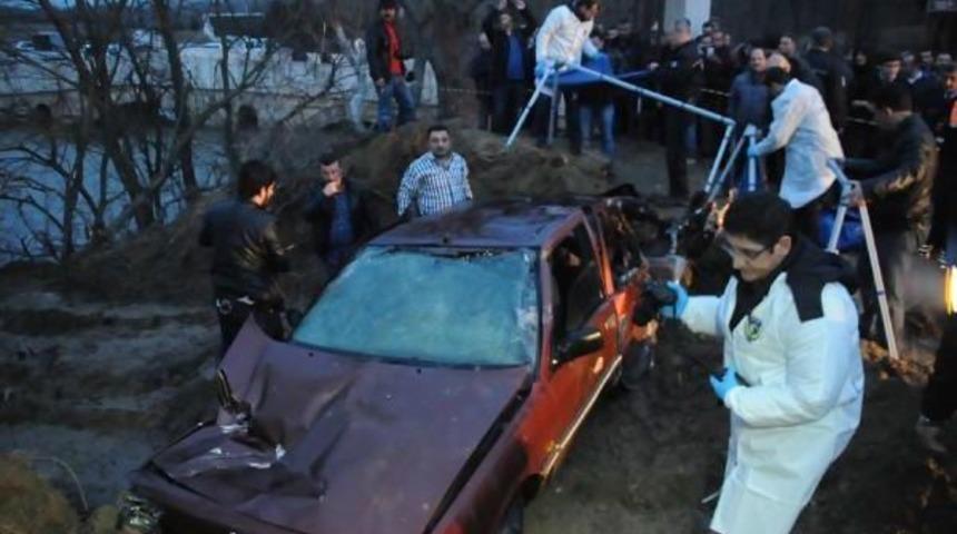 Edirne'de 2 Arkadaşın Otomobille Nehre Uçtuğu Sanılıyor (2)