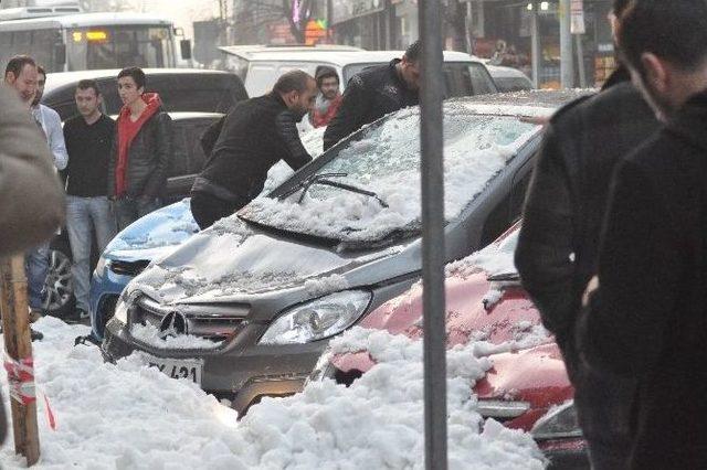 Düşen Kar Kütlesi 3 Otomobile Zarar Verdi