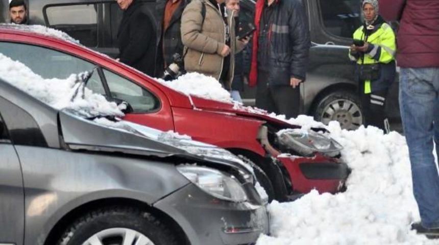 &Ccedil;atıdan D&uuml;şen Karlar Otomobillere Hasar Verdi