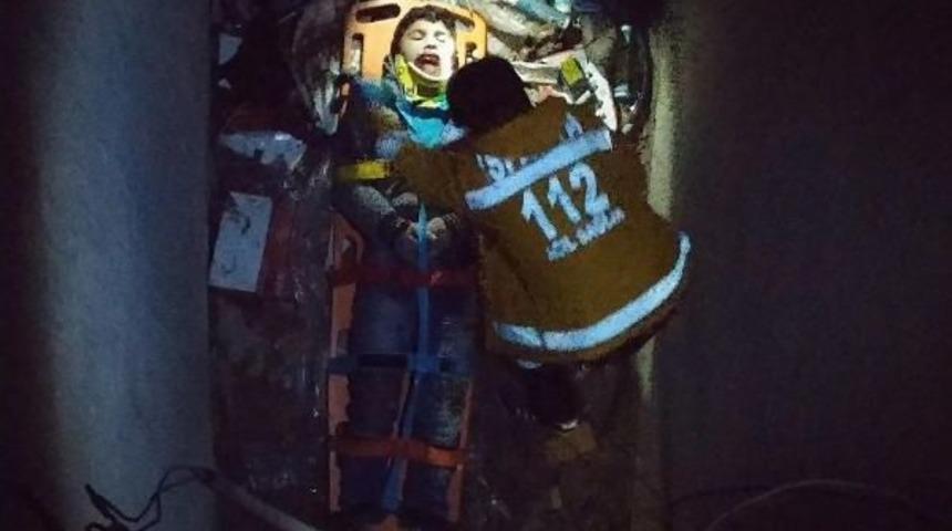 Asans&ouml;r Boşluğuna D&uuml;ş&uuml;p Yaralandı