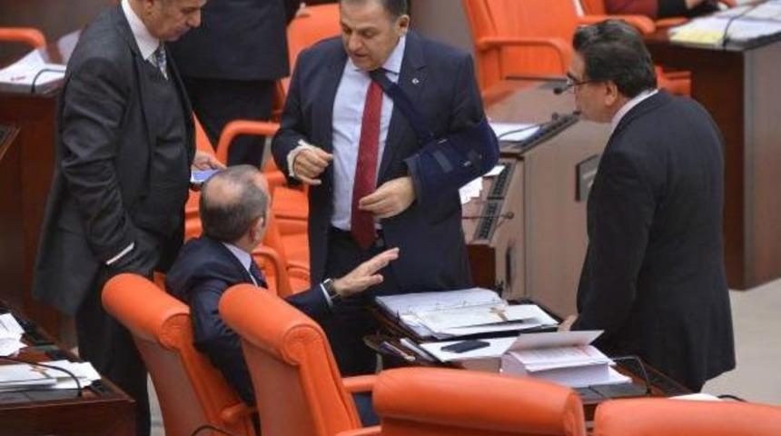 Chp'li Vekil Kolu Askıda, Bileği Al&ccedil;ıda Oy Kullanmaya Geldi