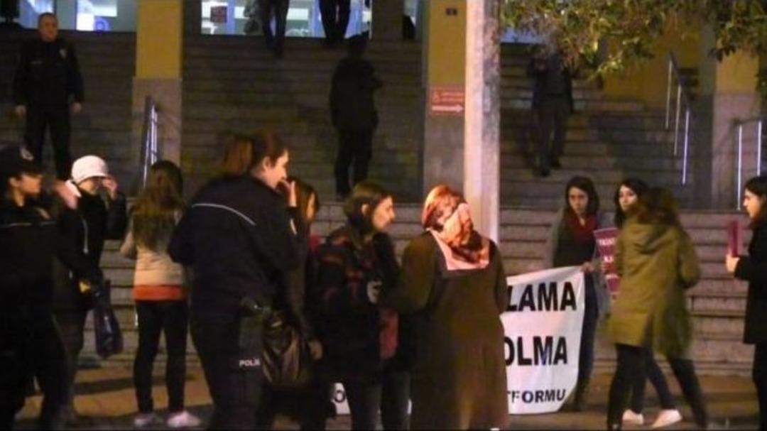 Kızının Tecav&uuml;zc&uuml;s&uuml;n&uuml;n Cezasını Az Bulunca Sinir Krizi Ge&ccedil;irdi