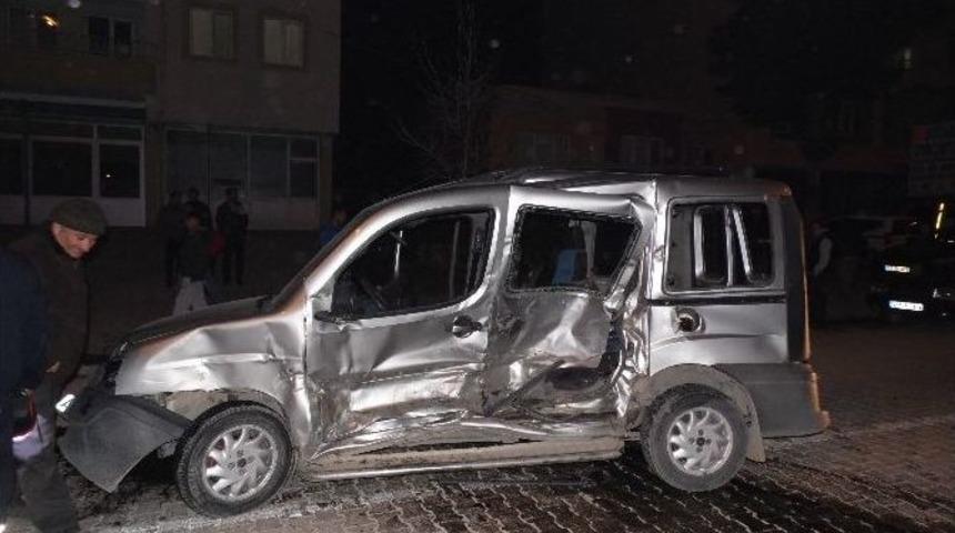 Vakaya Giden Ambulans Kaza Yaptı: 3 Yaralı