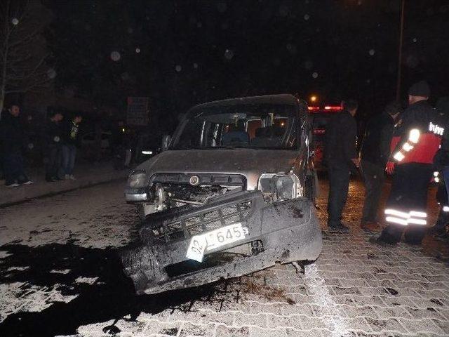 Vakaya Giden Ambulans Kaza Yaptı: 3 Yaralı