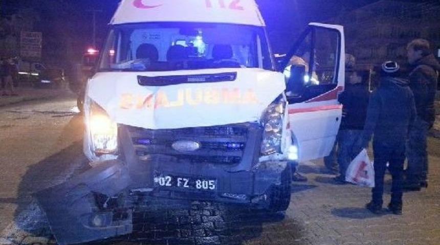 Ambulans Ile &Ccedil;arpışan Hafif Ticari Ara&ccedil; S&uuml;r&uuml;c&uuml;s&uuml; Yaralandı