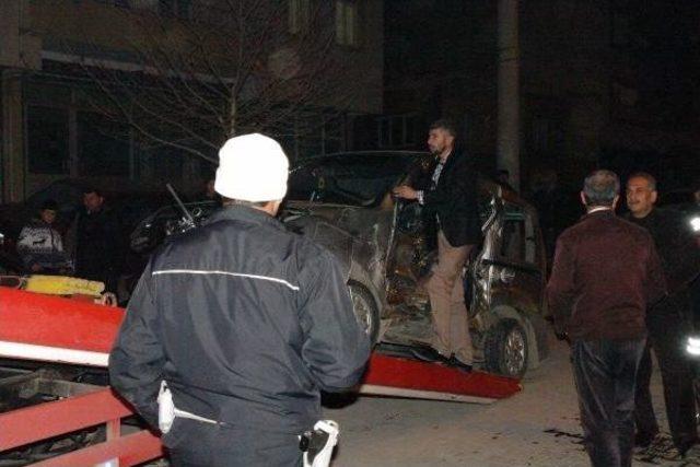 Ambulans Ile &Ccedil;arpışan Hafif Ticari Ara&ccedil; S&uuml;r&uuml;c&uuml;s&uuml; Yaralandı 1