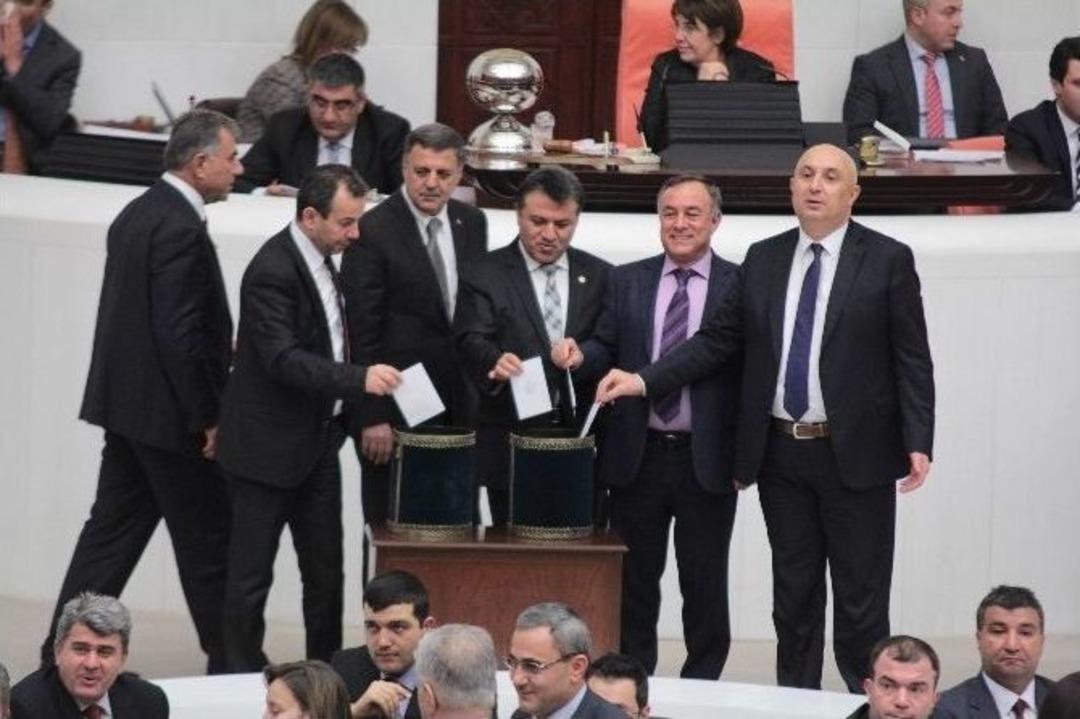 Y&uuml;ce Divan Oylamasında Renkli G&ouml;r&uuml;nt&uuml;ler