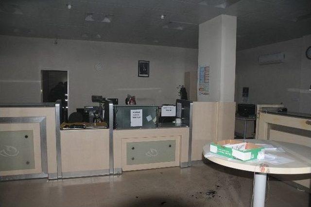 Ptt Şubesinde &Ccedil;ıkan Yangın Korkuya Neden Oldu 2