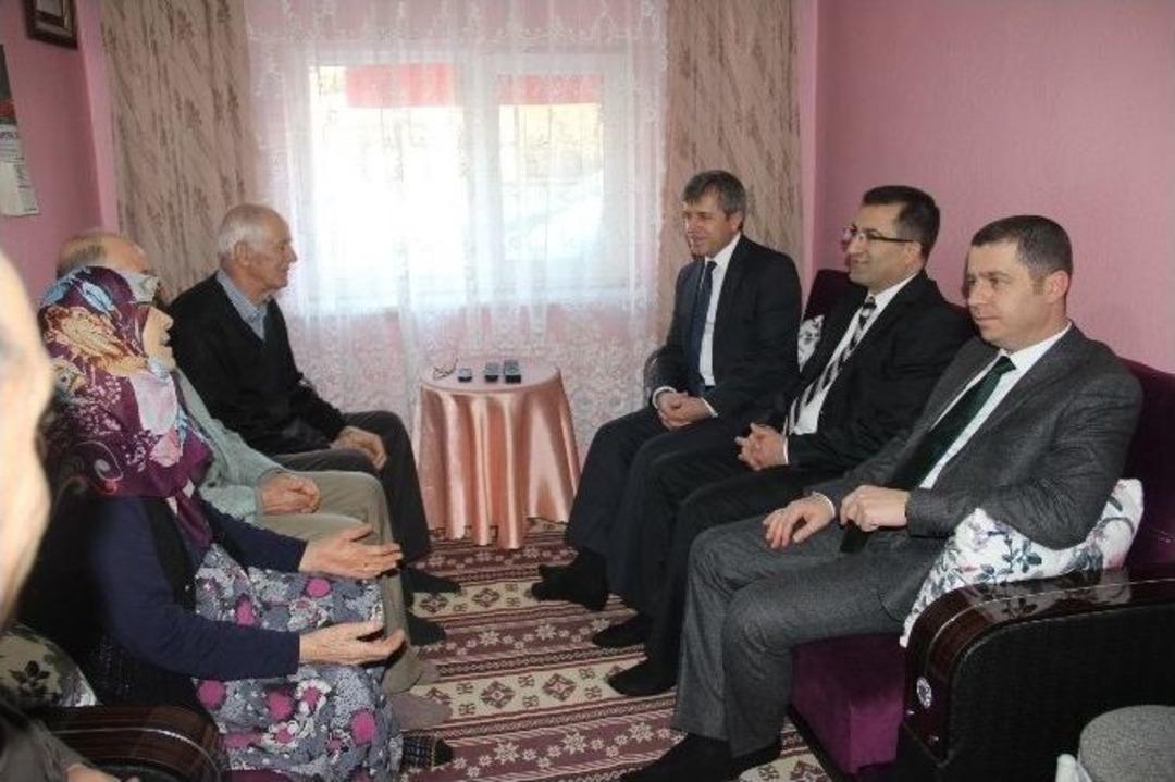 Vali &Ccedil;ınar &Ccedil;an&rsquo;da Şehit Ailelerini Ziyaret Etti