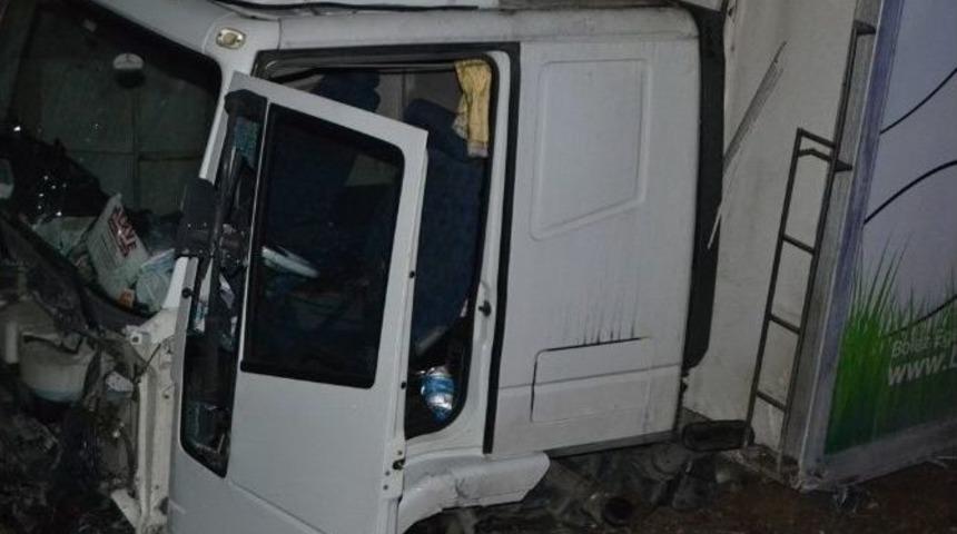 Lastiği Patlayan Kamyon Bah&ccedil;eye U&ccedil;tu