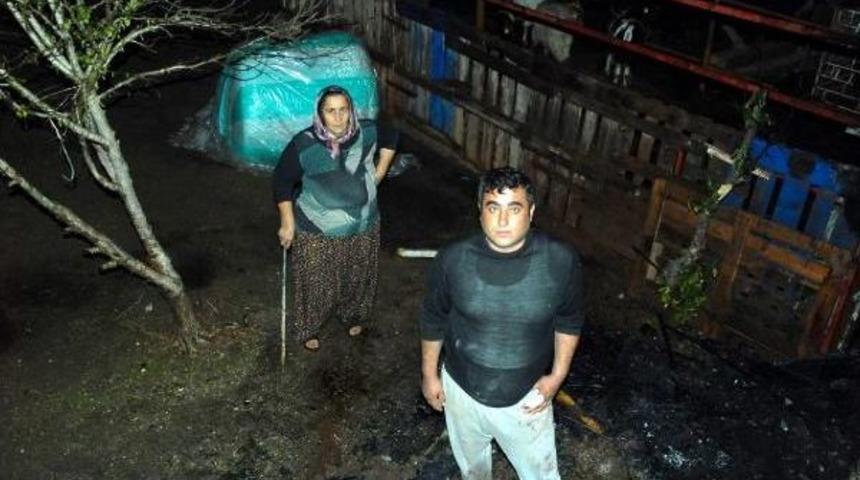 Bah&ccedil;esine Giren Otomobilin S&uuml;r&uuml;c&uuml;s&uuml;n&uuml; Yanmaktan Kurtardı