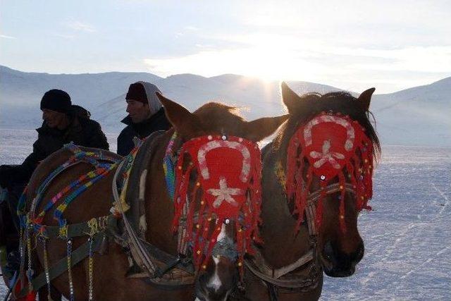 Atlı Kızakçılar Ekmeğini Buzdan Kazanıyor