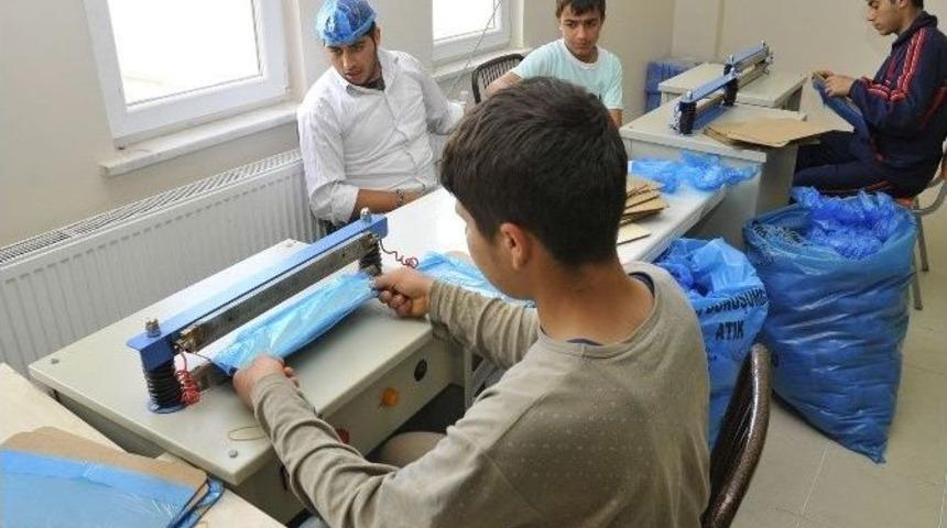 Hayata Gen&ccedil;lik Merkeziyle Bağlanıyorlar