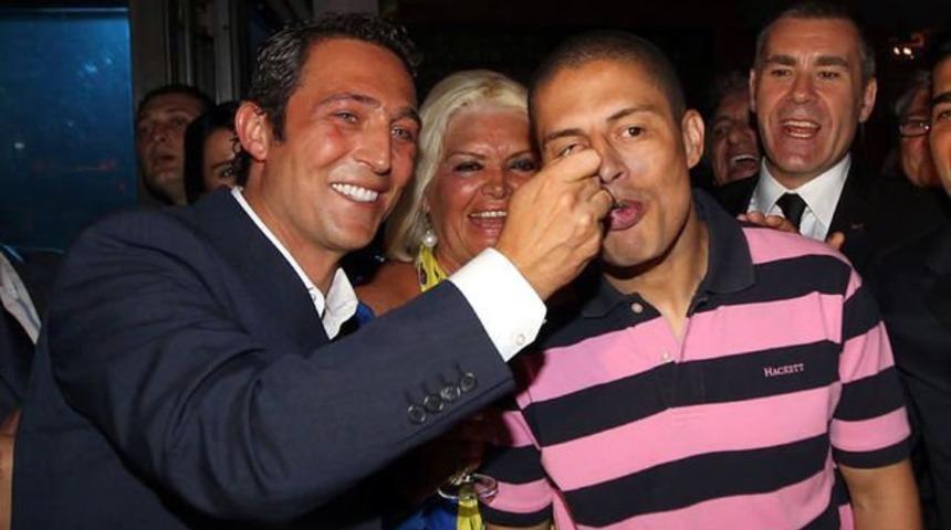 Ali Koç, Alex de Souza'ya forma hediye etti!