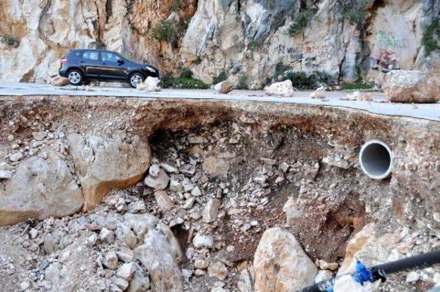Sel Suları Yolu Çökertti 1
