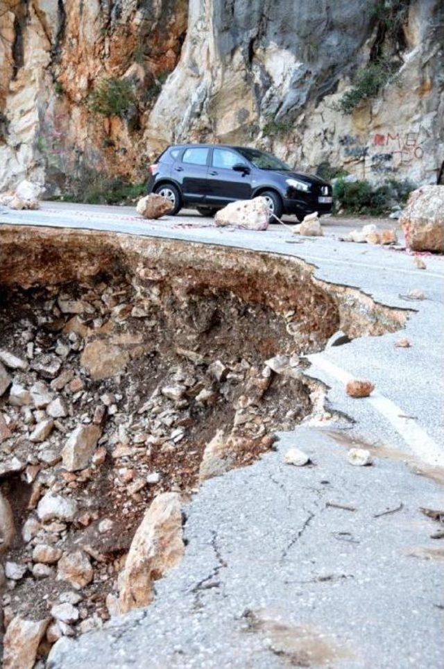 Sel Suları Yolu Çökertti 2