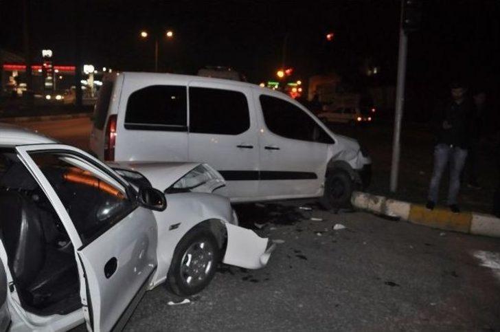 Manavgat’ta İki Otomobil Çarpıştı: 1 Yaralı G4