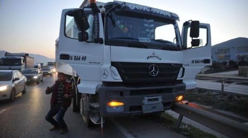 Kazada Hurdaya D&ouml;nen Otomobilden 3 Kişi Yara Almadan Kurtuldu