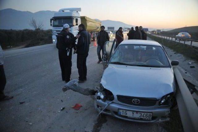 Kazada Hurdaya Dönen Otomobilden 3 Kişi Yara Almadan Kurtuldu