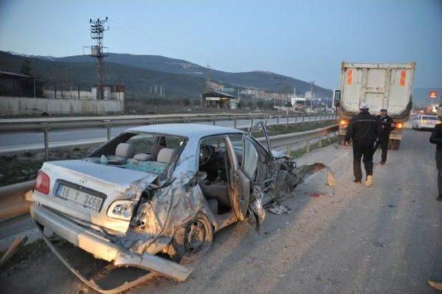 Kazada Hurdaya Dönen Otomobilden 3 Kişi Yara Almadan Kurtuldu