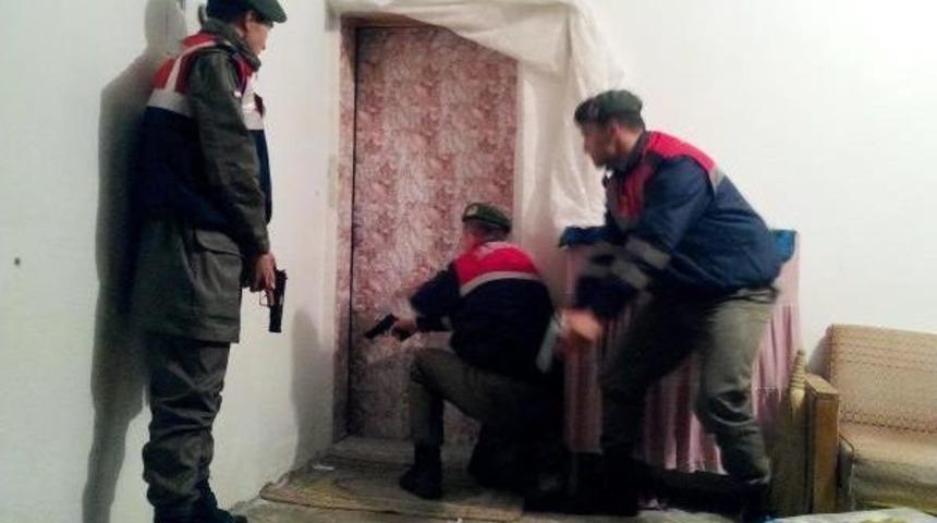 Cezaevi Firarisi, Şiddet Mağduru Eşinin Ihbarı Ile Yakalandı