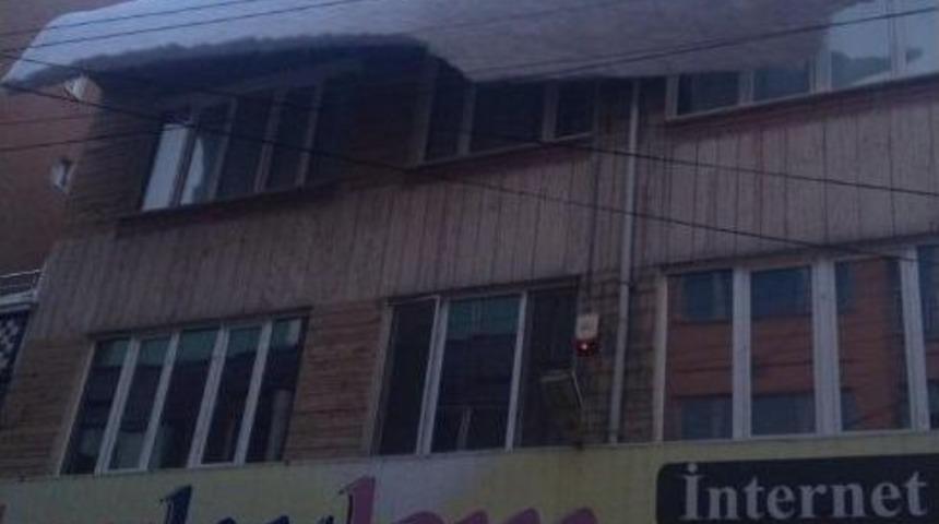 Tavşanlı&rsquo;da &Ccedil;atı&rsquo;dan D&uuml;şen Karlara Dikkat