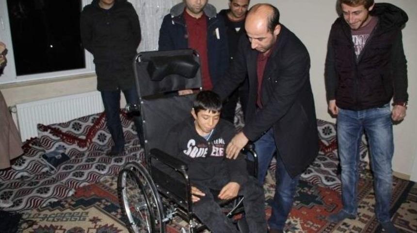 &Uuml;niversiteli &Ouml;ğrencilerden Engellilere Destek