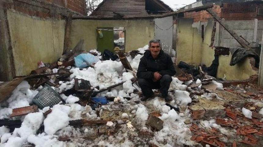 (&ouml;zel Haber) Yoğun Kar Yağışı D&uuml;zce&rsquo;de Bir Kişiyi Evsiz Bıraktı