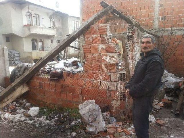 (özel Haber) Yoğun Kar Yağışı Düzce’de Bir Kişiyi Evsiz Bıraktı