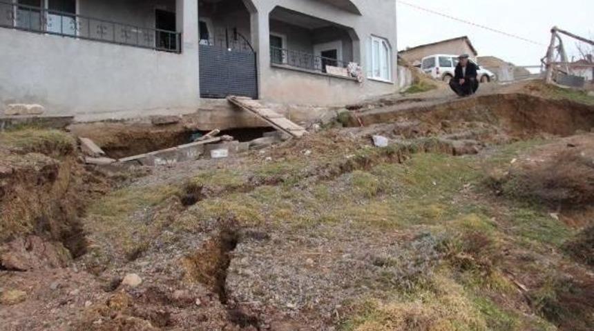 Suşehri'nde Korkutan Toprak Kayması
