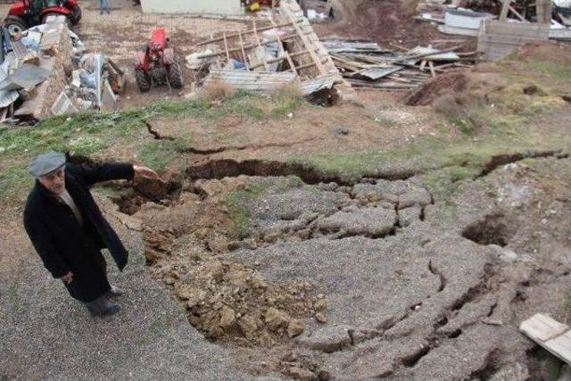 Suşehri'nde Korkutan Toprak Kayması