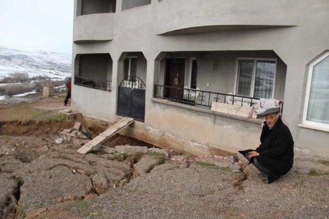 Suşehri'nde Korkutan Toprak Kayması