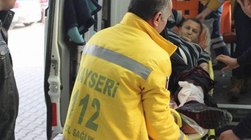 İki Grup Arasında &Ccedil;ıkan Kavga Kanlı Bitti: 3 Yaralı