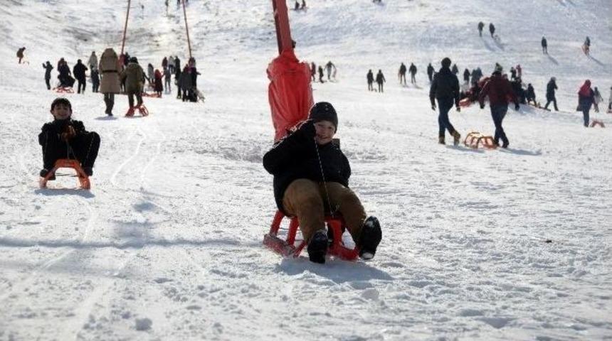 Erdemli Gen&ccedil;ler Elmadağ&rsquo;da Kayak Keyfi Yaşadı