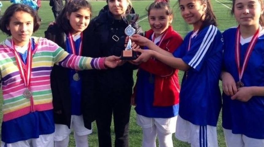Eşofmanları Dahi Bulunmayan Kızların Krostaki Başarısı Dikkat &Ccedil;ekti