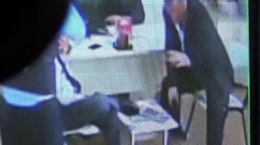 Arkadaşının Tabancasını Inceleyen Polis Kendini Vurdu