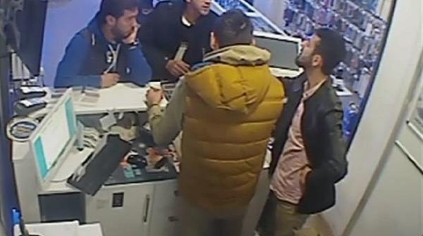 Suriyeliler Sahte Dolarla Telefoncuyu Dolandırdı