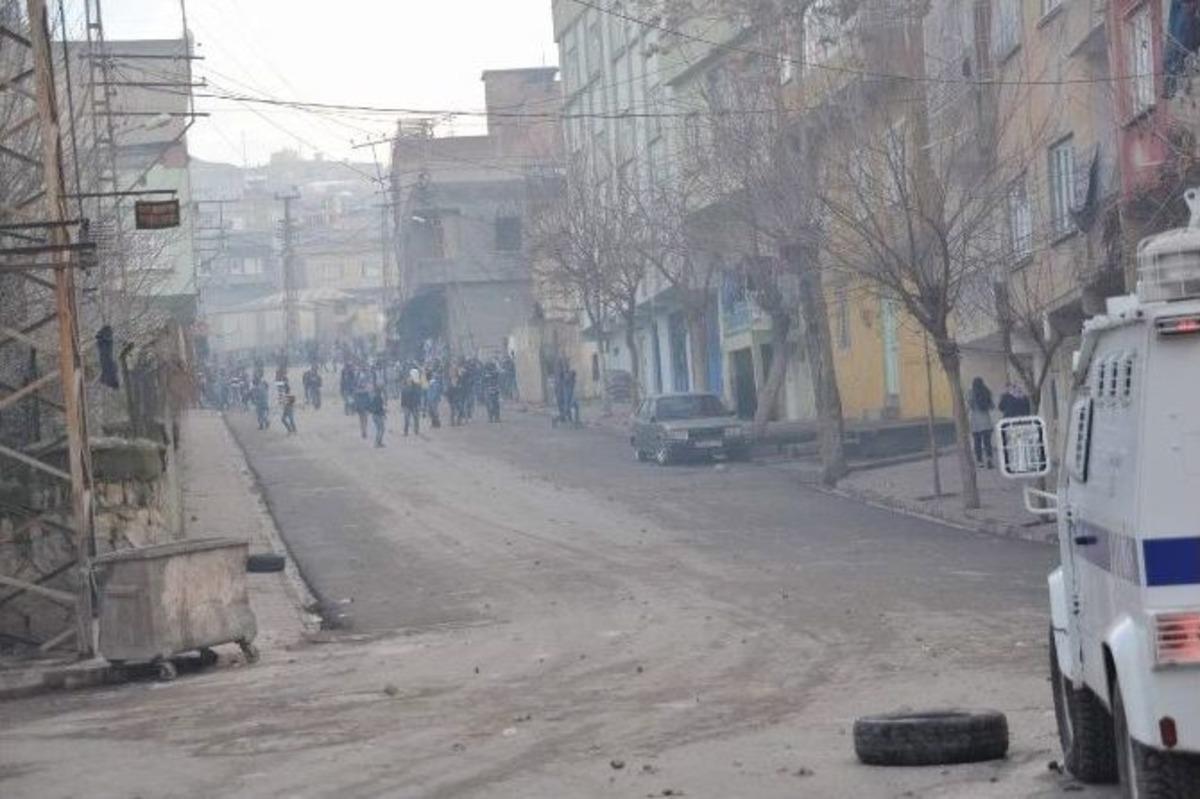 Siirt&rsquo;te G&ouml;stericiler G&uuml;nd&uuml;z Vakti Yol Kesip Kimlik Kontrol&uuml; Yaptı