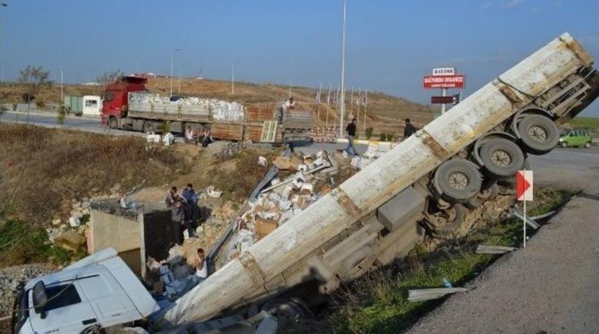 Şeker Y&uuml;kl&uuml; Tır Devrildi