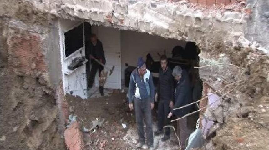 Kep&ccedil;e, Oturma Odasının Duvarını Yıktı