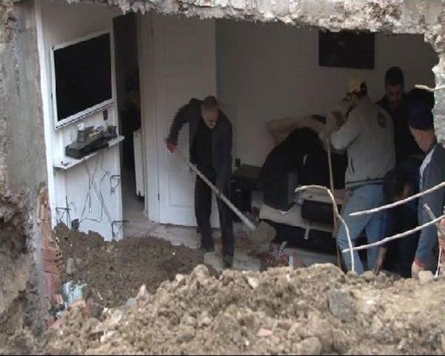 Kepçe, Oturma Odasının Duvarını Yıktı 1