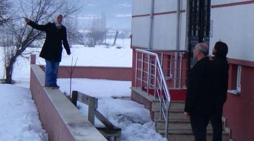 Polis Kendini Yakmak İsteyen Kadının &Uuml;zerine Atladı