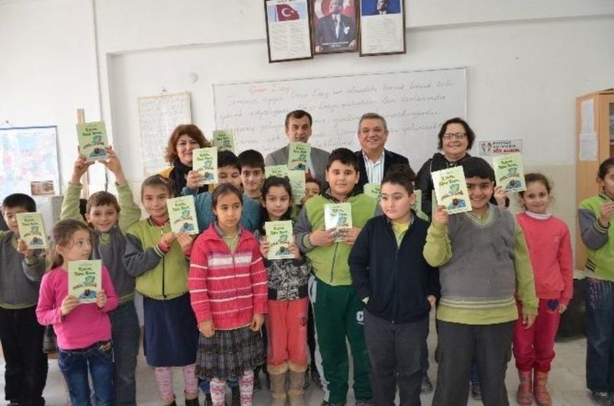 Başkan Kayalı Kitap Dağıttı