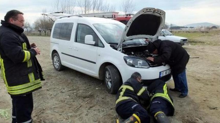 Aracın Motor B&ouml;l&uuml;m&uuml;ne Sıkışan Yavru K&ouml;peği Itfaiye Kurtardı
