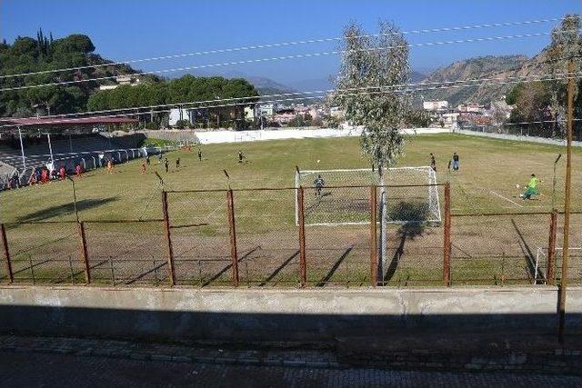 Nazilli’de Evi Stada Bakan Mahalleli Rahatsız